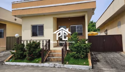 Casa pequeno condomínio composta por: 2 Quartos, sala, cozinha, banheiro, garagem, área de serviço.  Aceita carta de crédito.