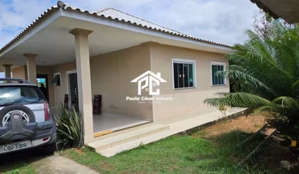 Excelente casa com 03 quartos sendo 01 suíte com closet,  ótima sala ,cozinha planejada , banheiro e garagem coberta. Excelente localização a poucos m