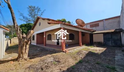 Casa com 3 quartos sendo 1 suíte, sala em L, banheiro, cozinha , garagem coberta, churrasqueira.  50 metros da rodovia, local com fácil acesso.  O imó
