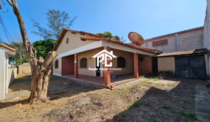 Casa com 3 quartos sendo 1 suíte, sala em L, banheiro, cozinha , garagem coberta, churrasqueira.  50 metros da rodovia, local com fácil acesso.  O imó