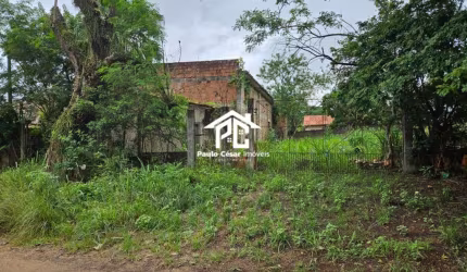 2 Lotes com total de 900m²  com um Galpão de 200m² construído precisando de reformas.  15 minutos do centro de Araruama.
