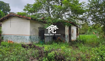 Lote com total de 450m² contendo uma benfeitoria .  Casa antiga com 2 quartos, sala, cozinha e banheiro. 15 minutos do Centro de Araruama