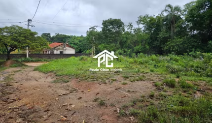 Ótima área com total de 1.750m² medindo 22.80m de frente com 77m nas laterais. A poucos minutos do centro de Araruama. RGI ok.