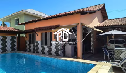 Casa com 3 quartos sendo uma suíte, sala, cozinha, 02 banheiros, área de serviço, garagem coberta para 2 carros, área gourmet e piscina. Condomínio co