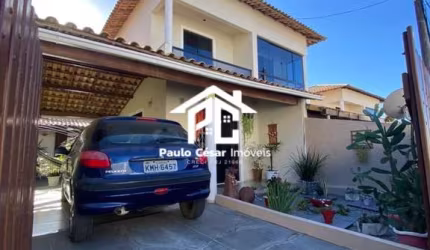 Casa no centro de Araruama composta por: 02 quartos, sala de estar , sala de jantar, cozinha , área de serviços, ateliê, jardim e garagem coberta.  Co