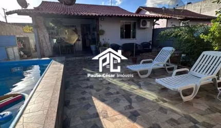 Casa à venda na Vila Capri, Araruama-RJ: 3 quartos, 1 sala, 2 banheiros, 4 vagas de garagem, 130,00 m² de área.