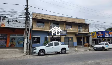 Imperdível oportunidade de adquirir um apartamento e loja no  Centro de Araruama-RJ: 3 quartos, 1 suíte, 1 sala, 1 banheiro, 1 vaga de garagem.