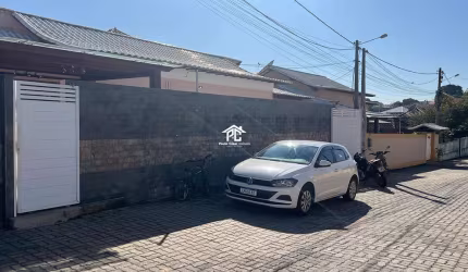 Casa em Condomínio à Venda em Araruama-RJ, Bairro Praça da Bandeira - 2 quartos, 1 suíte, 1 sala, 2 banheiros, 1 vaga