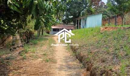 Terreno com 900m² e duas quitinetes. 2 quitinetes com quarto, banheiro, cozinha e área de serviço.  Local tranquilo e facil acesso. OBS: Documento particular de venda.