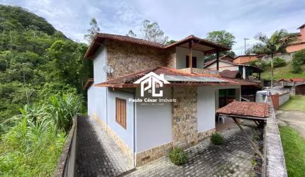Casa à venda em Lumiar, Nova Friburgo-RJ: 3 quartos, 2 suítes, 1 sala, 2 banheiros, 3 vagas, 260,00 m² de área.