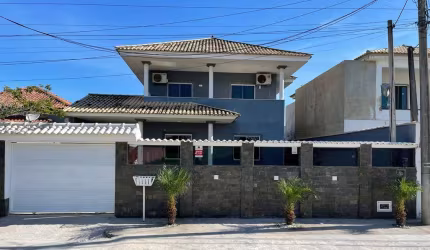 Excelente Casa duplex em condomínio, com 04 quartos sendo 01 suíte com banheira de hidromassagem, quartos com ar condicionado, piscina