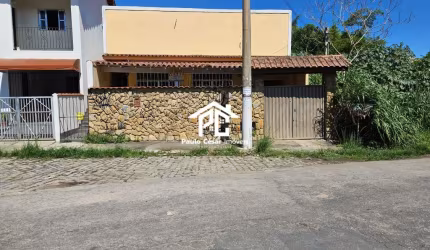 Imperdível oportunidade de adquirir casa na Praça da Bandeira em Araruama-RJ, com 1 quarto, 1 sala, 1 banheiro e garagem.