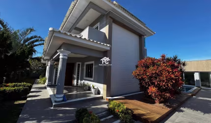 Imperdível 2 casas luxuosas à venda em Iguaba Grande-RJ: 4 quartos, 2 suítes, 1 sala, 3 banheiros, 3 vagas de garagem,1.178 m² de área.