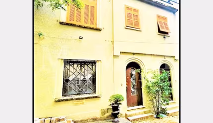 Casa em vila: Rua Piauí, com área 75,00m². Vaga para 1 automóvel  6 salas. 2 banheiros.