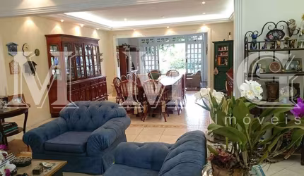 Sobrado de 424m² com 4 suítes em rua tranquila e de pouco movimento