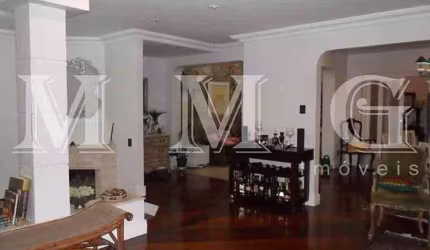 Sobrado de 441m² com 3 suítes e 5 vagas de garagem próximo ao Pq. da Aclimação.