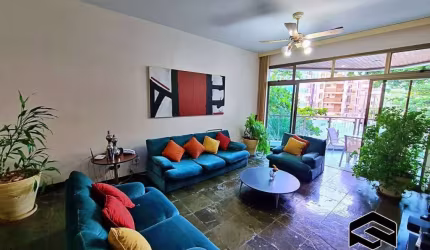 APARTAMENTO ENORME, 04 DORMITÓRIOS, APENAS 1 QUADRA DO MAR!