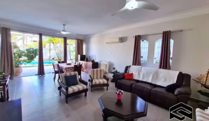 LINDA CASA REFORMADA, APENAS 300MTS DA PRAIA DA ENSEADA!