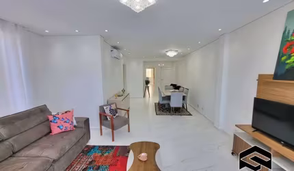 LINDO APARTAMENTO REFORMADO, FRENTE A PRAIA COM LAZER, 02 VAGAS!
