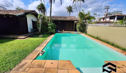 CASA TÉRREA, TERRENO DE ESQUINA (797m²), FRENTE AO MAR!