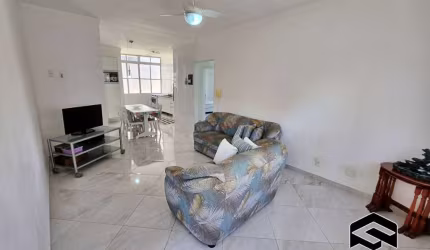 AMPLO APARTAMENTO REFORMADO, BEM VENTILADO, 300m DO MAR!