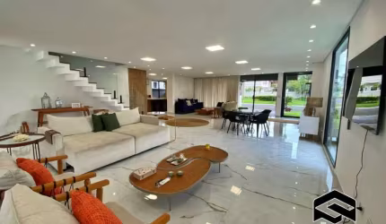 AMPLA CASA EM CONDOMÍNIO FECHADO!