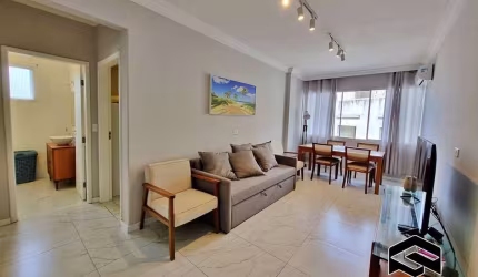 LINDO APARTAMENTO REFORMADO, APENAS 100m DO MAR, COM 01 VAGA!