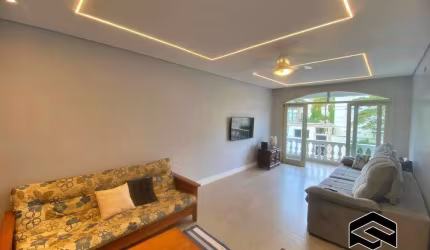 LINDO APARTAMENTO REFORMADO À 01 QUADRA DA PRAIA!