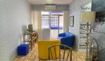 APARTAMENTO COM SACADA, 02 DORMITÓRIOS PRÓXIMO À PRAIA!