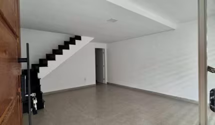 CASA TRIPLEX, 03 SUÍTES EM LOCALIZAÇÃO PRIVILEGIADA!
