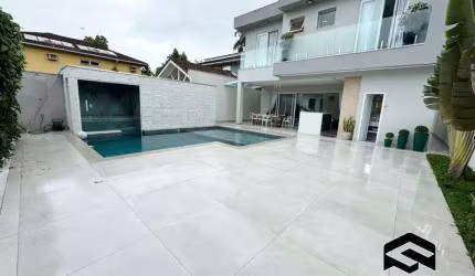LINDA CASA EM CONDOMÍNIO FECHADO!