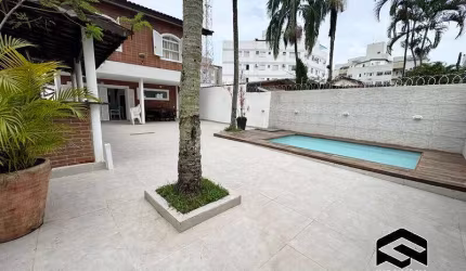 AMPLO SOBRADO, COM PISCINA E CHURRASQUEIRA!