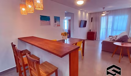 LINDO APARTAMENTO COM SACADA, TOTALMENTE REFORMADO, LADO PRAIA!