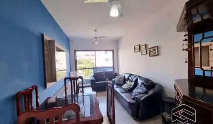 AMPLO APARTAMENTO BEM LOCALIZADO, COM SACADA E SUÍTE!