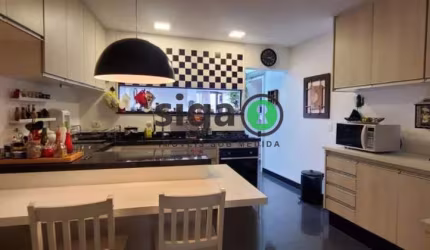 Apartamento de 138 metros, 3 suítes, lareira, 5 banheiros,  3 vagas de garagem + um mega depósito.