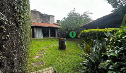 Terreno com 2 casas térreas, isolada em rua tranquila com 500M².
