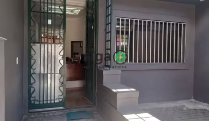 Sobrado com estrutura de prédio comercial, 189 m², no coração da Penha.