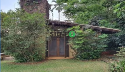 Casa Assobradada de alto padrão, com 4 suites, para venda ou locação com 5 vagas de garagem