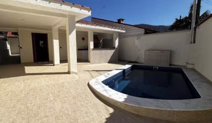 Casa à venda com 3 suítes no bairro Solemar - Praia Grande.