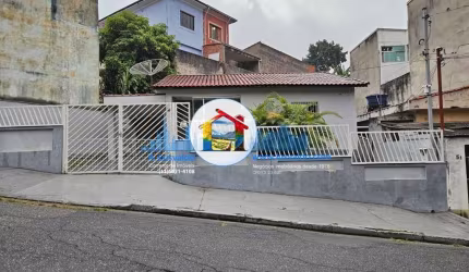 Bela casa com 2 dormitórios, jardim, escritório mais 2 vagas no Jd. Calux em São Bernardo do Campo