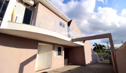 Linda residência em condomínio, sendo sobrado triplex