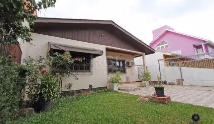 Casa para Venda - 177.58m², 3 dormitórios, sendo 1 suites, 4 vagas - Guarujá