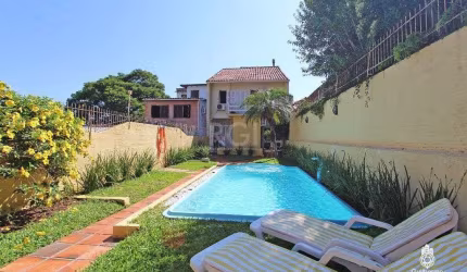 Casa para Venda - 240m², 5 dormitórios, sendo 1 suites, 3 vagas - Menino Deus