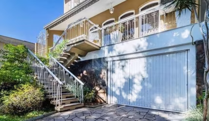 Excelente casa de 4 dormitórios no bairro Menino Deus