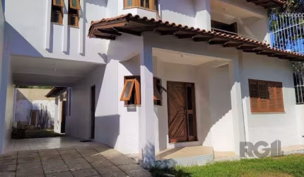 Casa 234m² - 3 dormitórios, 1 suíte e vaga para 6 carros no Jardim São Pedro