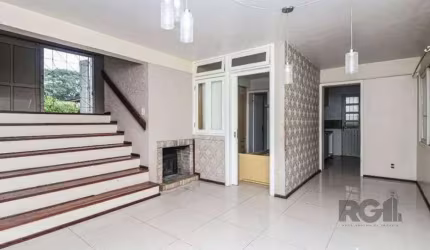 Excelente casa de 147m² com 3 dormitórios, 4 vagas e 1 piscina.