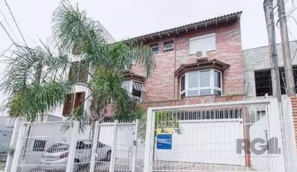 Excelente casa de 157m² com 3 dormitórios, 4 vagas e piscina.