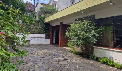 Casa com 243m2 de área privativa, com amplo pátio de 11 x 44, próxima a Av. Teresópolis