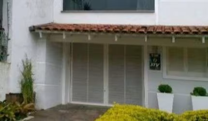 Casa em Porto Alegre, no bairro Ipanema, com 4 dormitório(s), e 4 banheiros, à venda.
