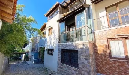 Casa Condominio em Porto Alegre, no bairro Ipanema, com 3 dormitório(s), e 3 banheiros, à venda.